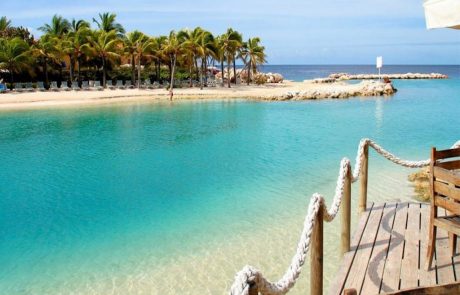Mambo Beach Steg mit Tauwerk an einer türkisfarbenen Lagune