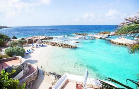 Strand Mambo Kleine Badebucht mit Liegen zwischen Felsen