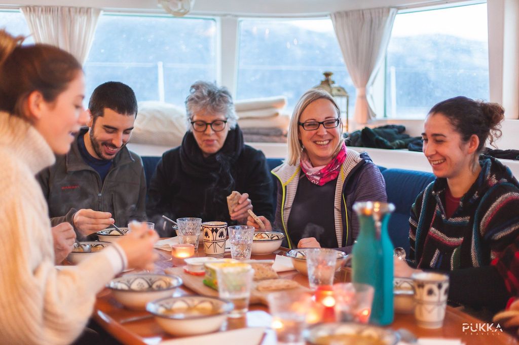 Fischsuppe essen Arktisches Sommersegeln