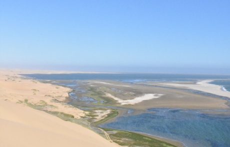 Blick von der Düne auf die Lagune von Sandwich Harbour