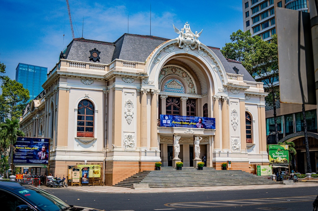 ein grosses Gebaude Das Opernhaus von Ho-Chi-Minh-Stadt