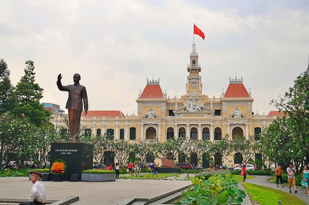 eine statur eines mannes Ho-Chi-Minh-Statue vor dem Rathaus von Saigon