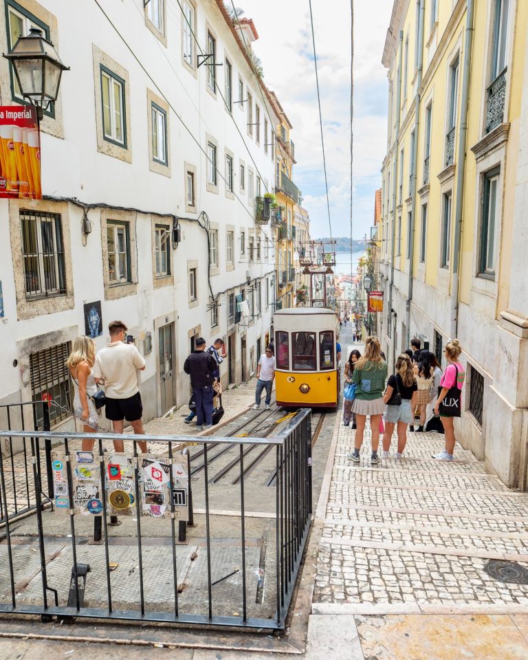 Elevador da Bica mit Fahrgästen auf der abschüssigen Gasse