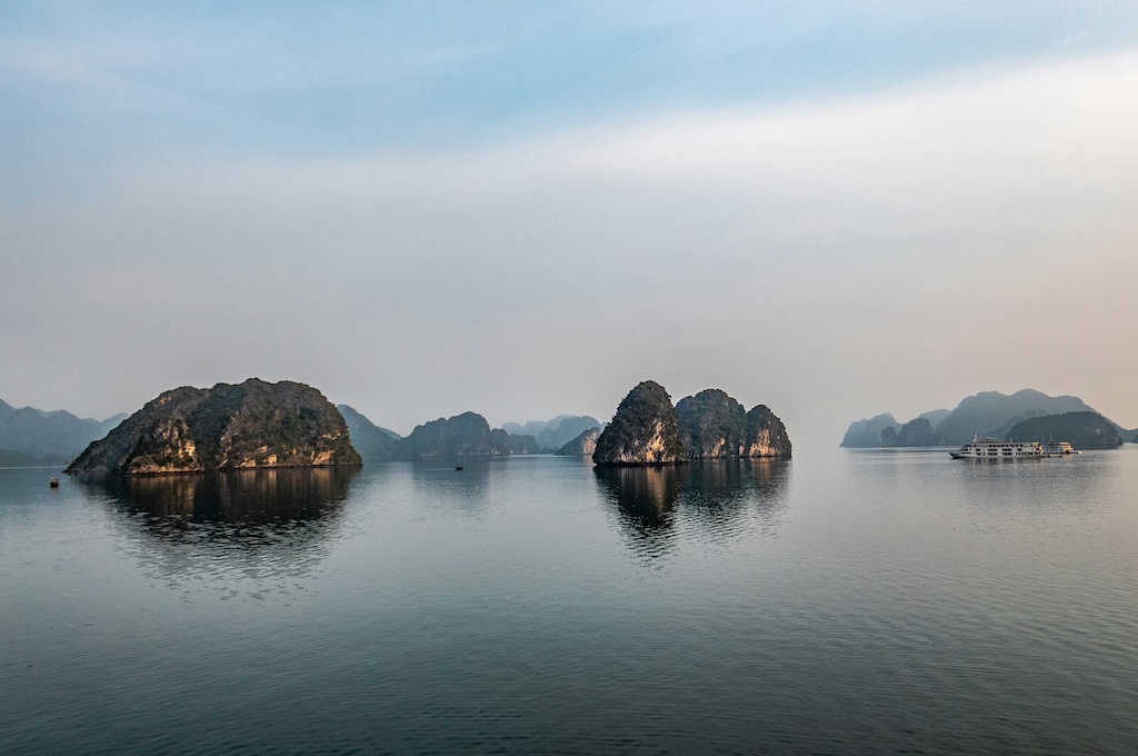 felsen in wasser Kalksteininseln im Morgendunst der Halong-Bucht