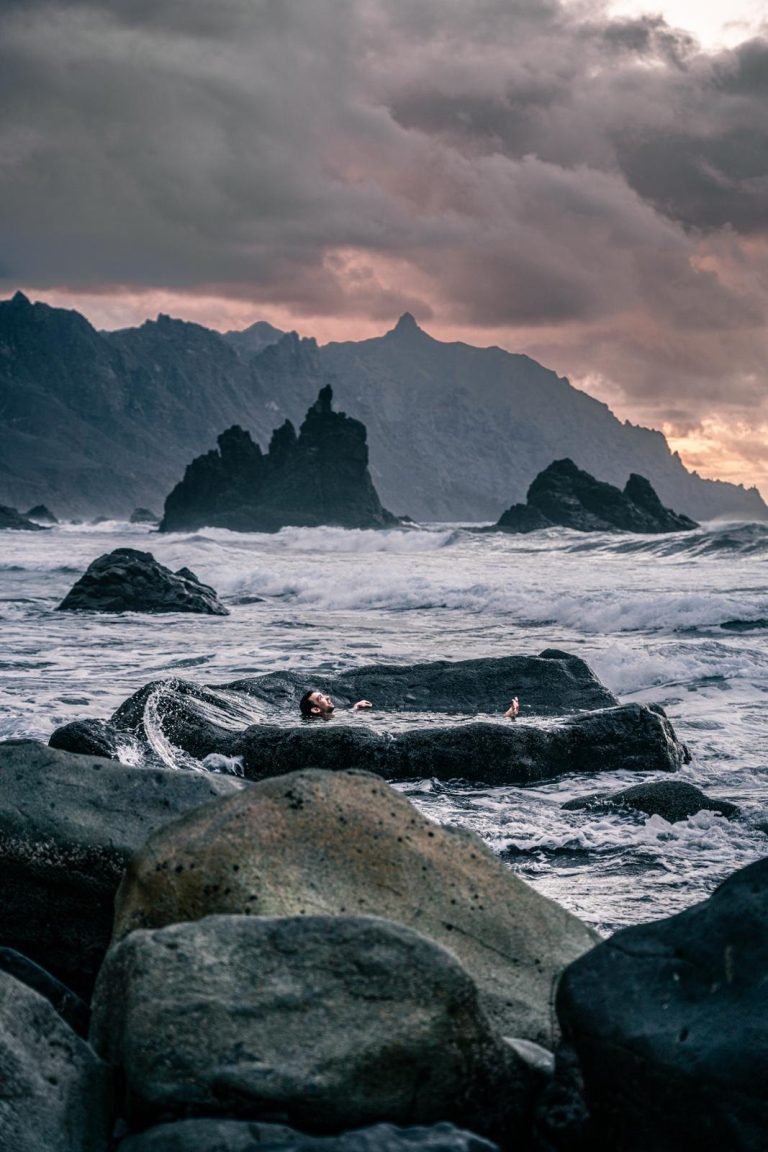 Felsküste im Abendlicht an der Nordküste Teneriffas
