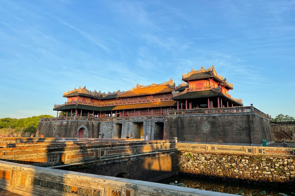 gebaude von seite Das Mittagstor von Hue hinter dem Wassergraben