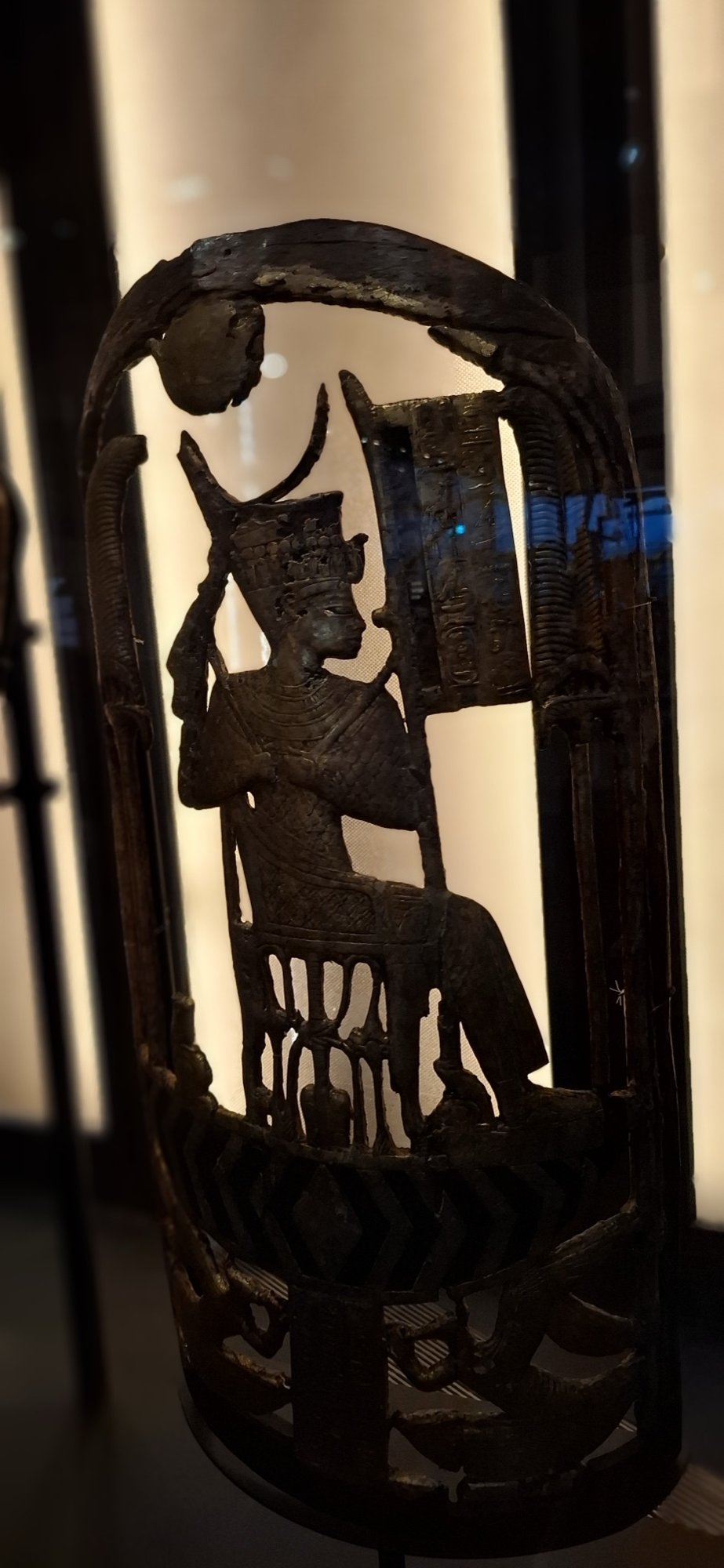 Artefakt im Grand Egyptian Museum Altägyptisches Ausstellungsstück im Grand Egyptian Museum in Kairo
