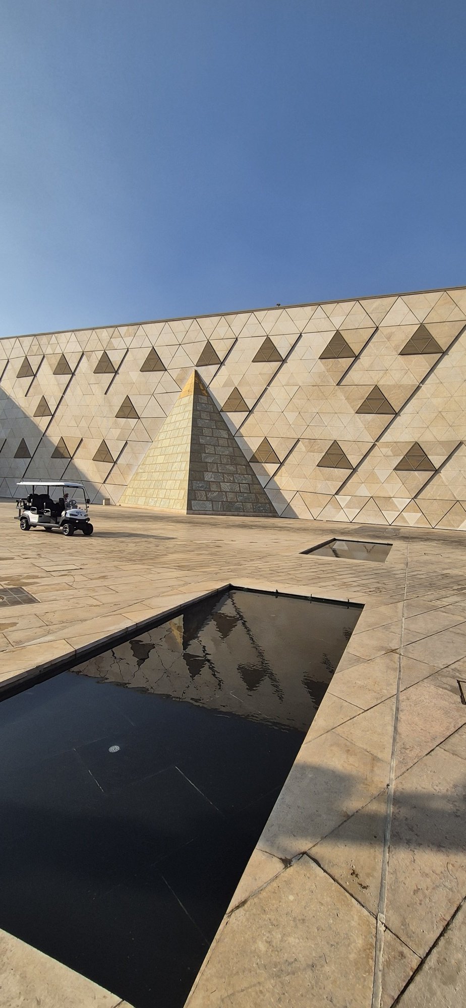 Grand Egyptian Museum Fassade Fassade des Grand Egyptian Museum in Kairo mit Wasserbecken davor