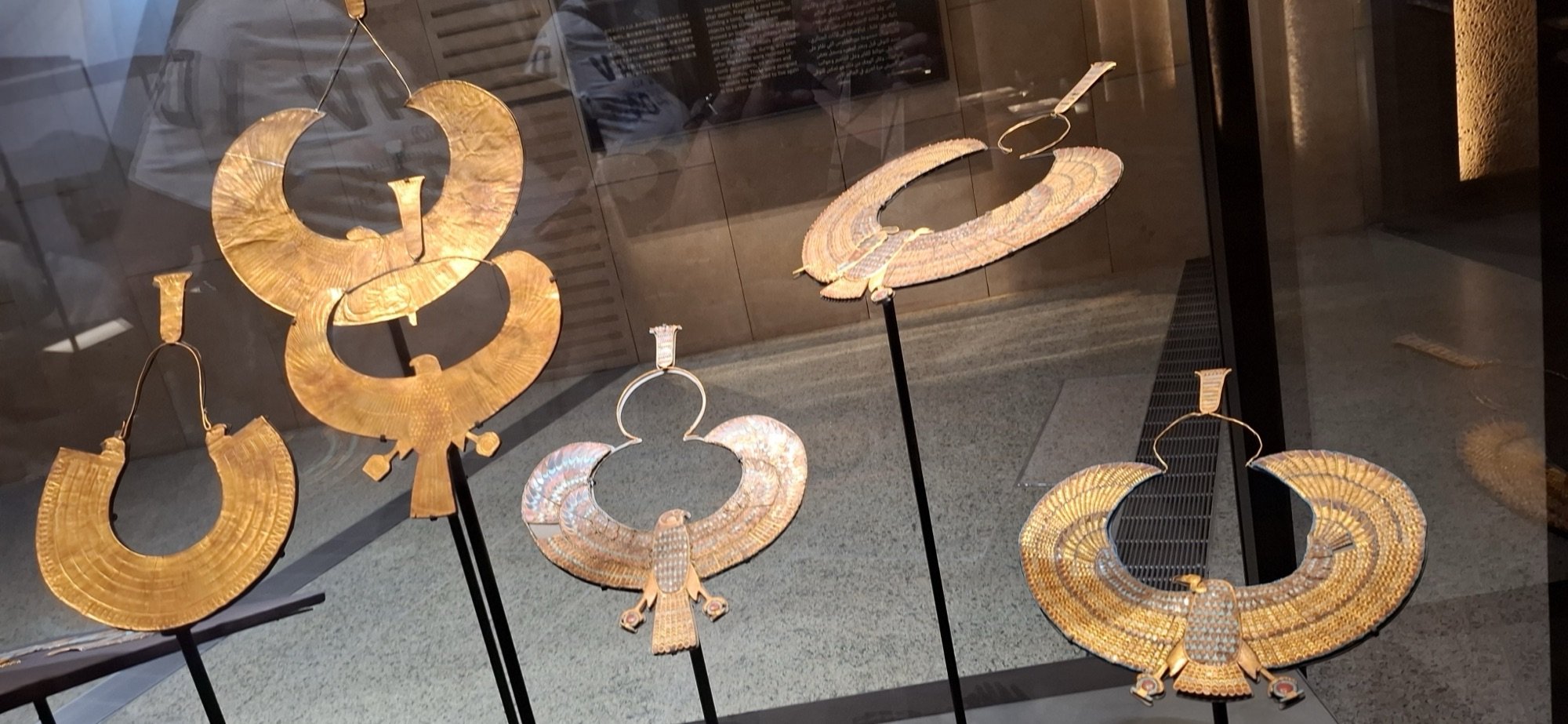 Goldschmuck aus dem Grab des Tutanchamun Goldschmuck aus der Tutanchamun-Sammlung im Grand Egyptian Museum in Kairo