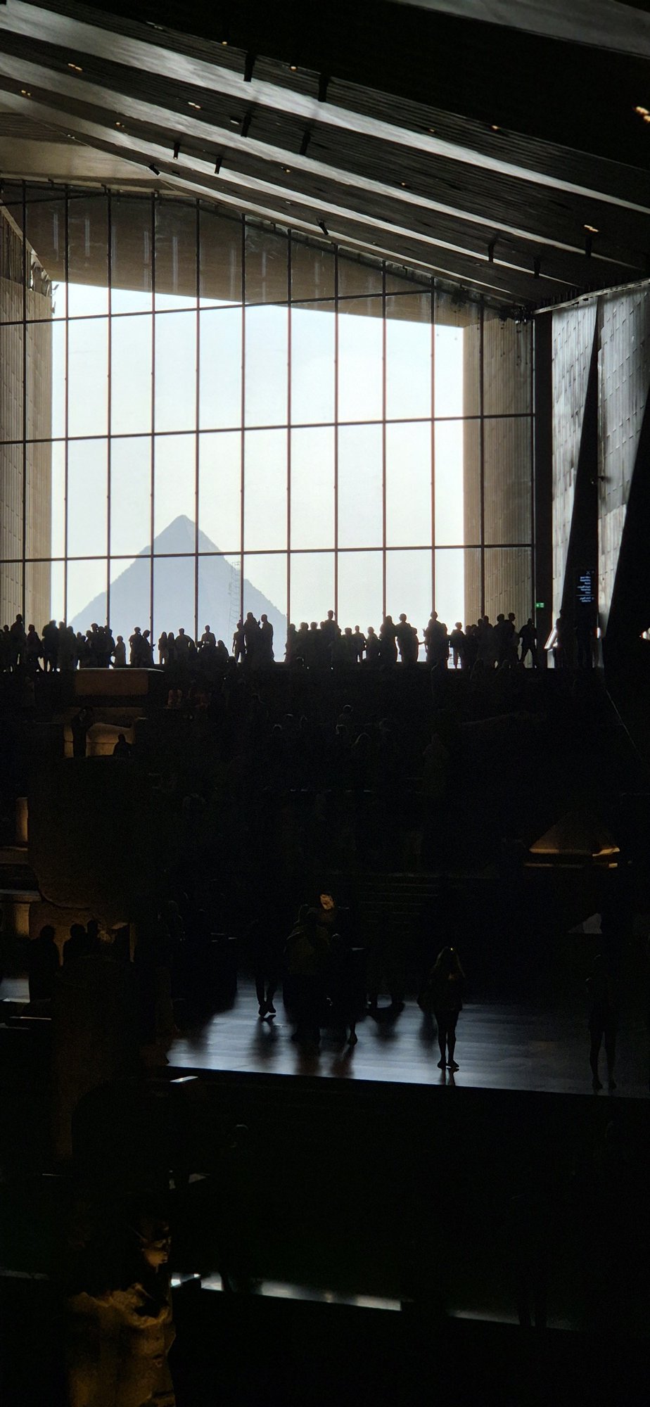 Grand Hall mit Pyramidenblick Grand Hall des Grand Egyptian Museum mit Blick auf die Pyramiden von Gizeh