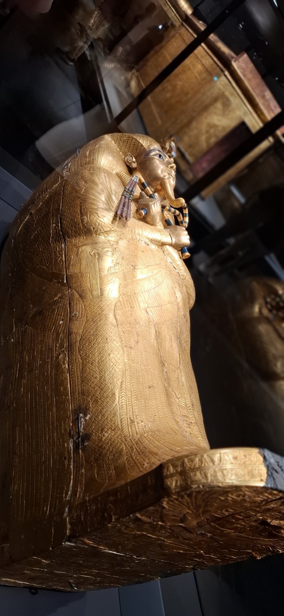 Sarkophag im Grand Egyptian Museum Reich verzierter altägyptischer Sarkophag im Grand Egyptian Museum
