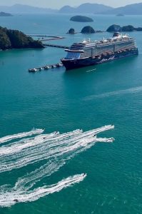 Gruppe von Jetski-Fahrern auf einer Tour vor Langkawi