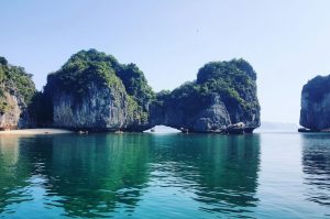 Durchbrochene Felsformation im türkisfarbenen Wasser der Halong-Bucht