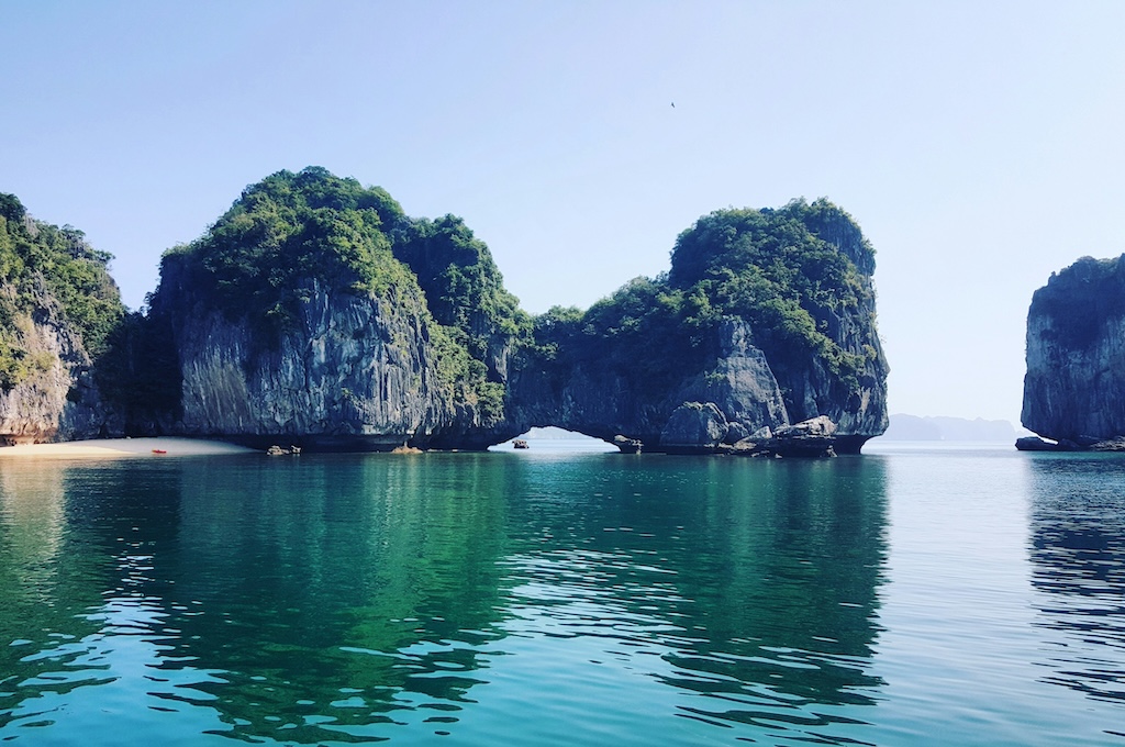 halong bucht Durchbrochene Felsformation im türkisfarbenen Wasser der Halong-Bucht