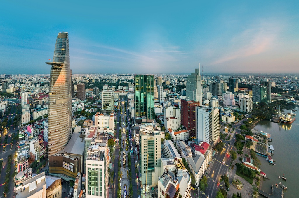 hochhaus in der nahe eines gewassers Blick über Ho-Chi-Minh-Stadt mit dem Bitexco Financial Tower