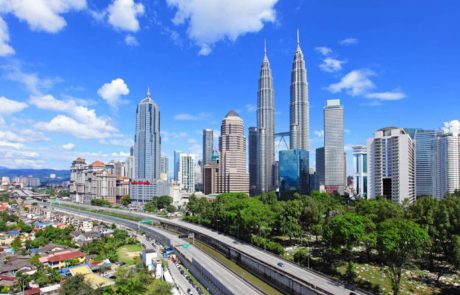 Malaysia Skyline von Kuala Lumpur mit den Petronas Towers bei Tag