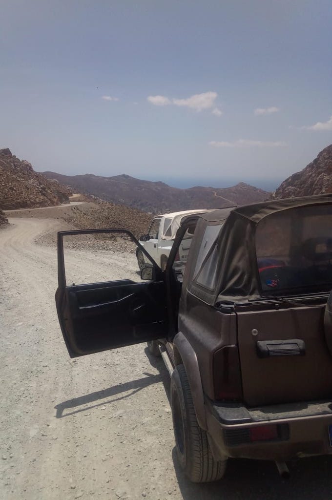Jeep auf Bergpiste Kreta Geländewagen auf einer Schotterpiste im Bergland von Kreta mit Blick aufs Meer