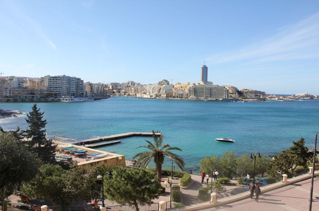 Bucht mit Uferpromenade und türkisem Wasser auf Malta Bucht mit Uferpromenade und türkisem Wasser auf Malta