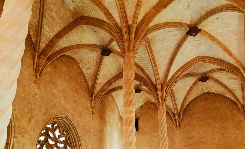 Gotisches Sterngewölbe und gedrehte Säulen in der Llotja von Palma