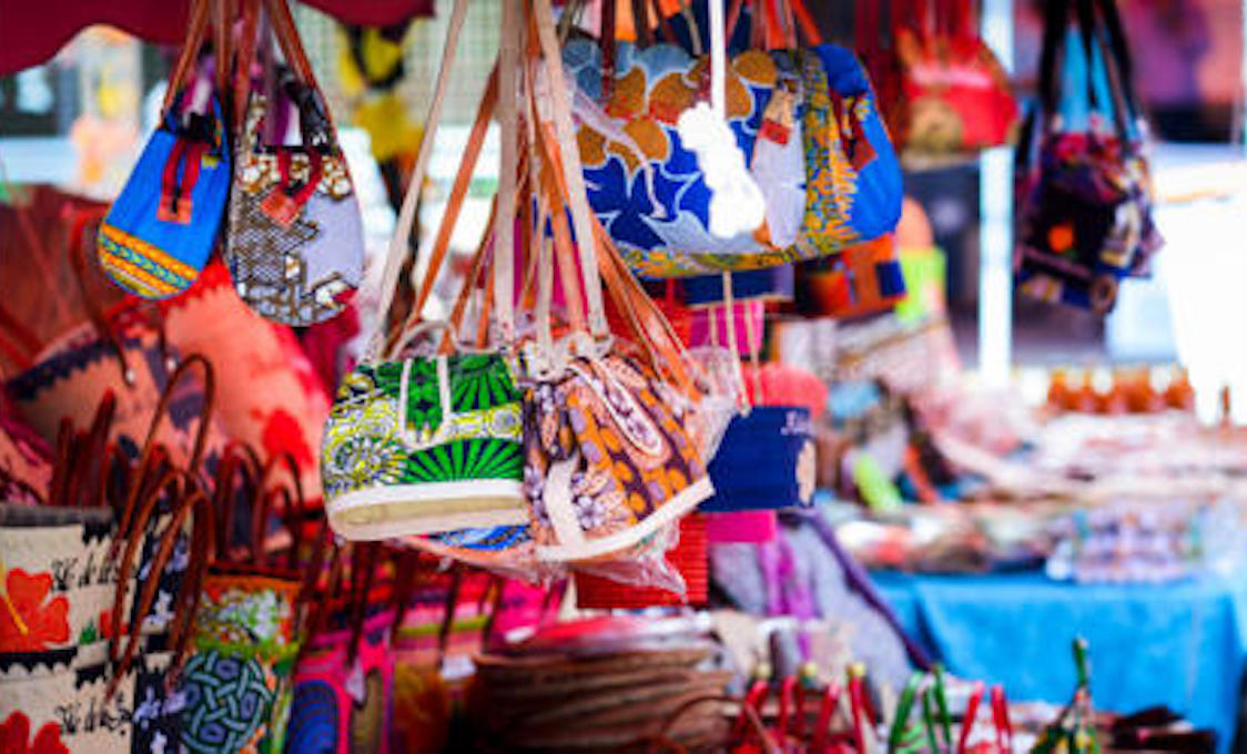 marche-forain-de-saint-paul Bunte Taschen und Souvenirs auf dem Markt von Saint-Paul