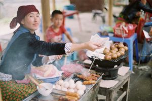 Straßenküche mit Fischbällchen in der Altstadt von Hanoi
