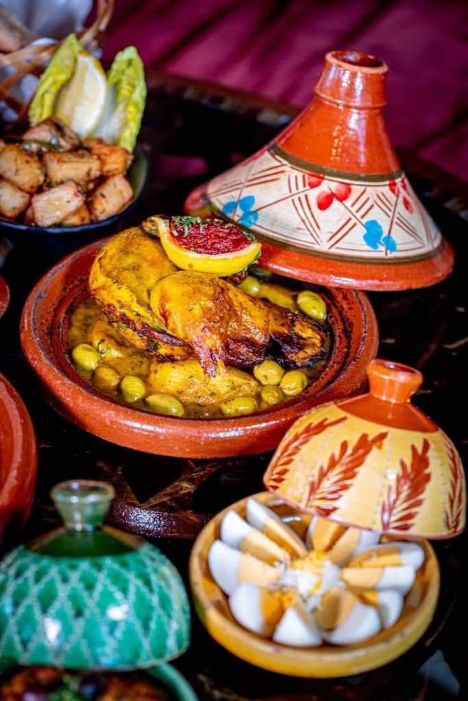 Traditionelle marokkanische Tajine-Gerichte auf gedecktem Tisch