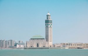 Hassan-II.-Moschee in Casablanca mit ihrem 210 Meter hohen Minarett am Meer