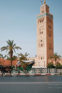 Pferdekutsche vor dem Koutoubia-Minarett in Marrakesch