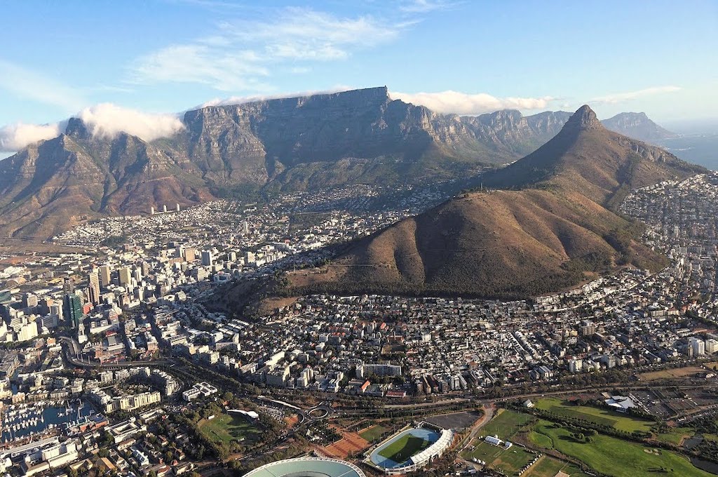 Aussicht von andere Seite auf Tafelberg Tafelberg und Stadt