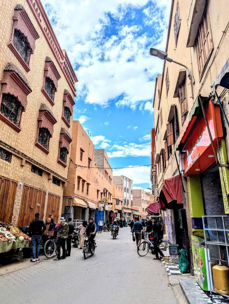Belebte Gasse mit Geschäften in der Medina von Taroudant