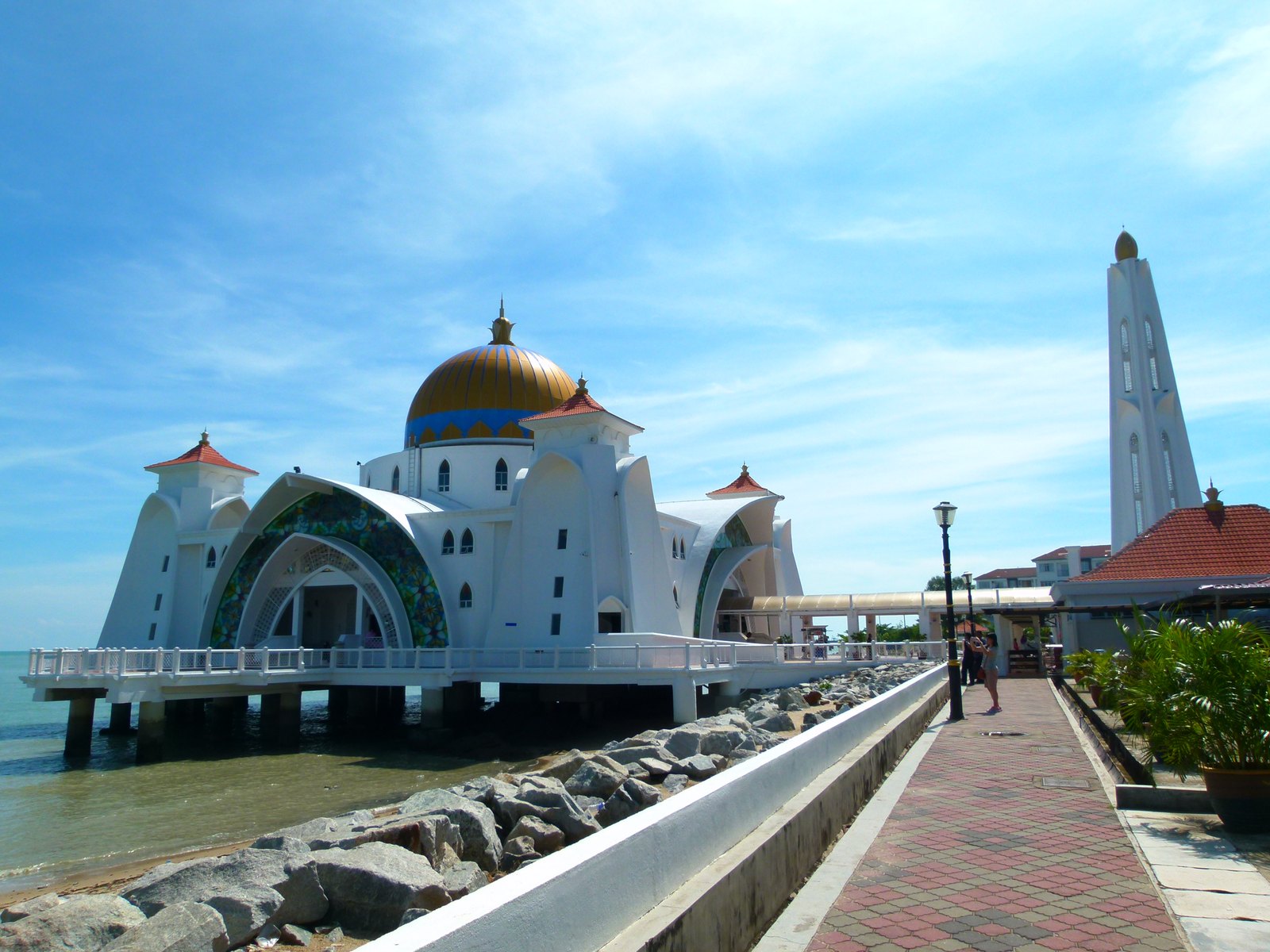 Melaka-Straits-Moschee Die Melaka-Straits-Moschee auf Stelzen über dem Wasser der Straße von Malakka