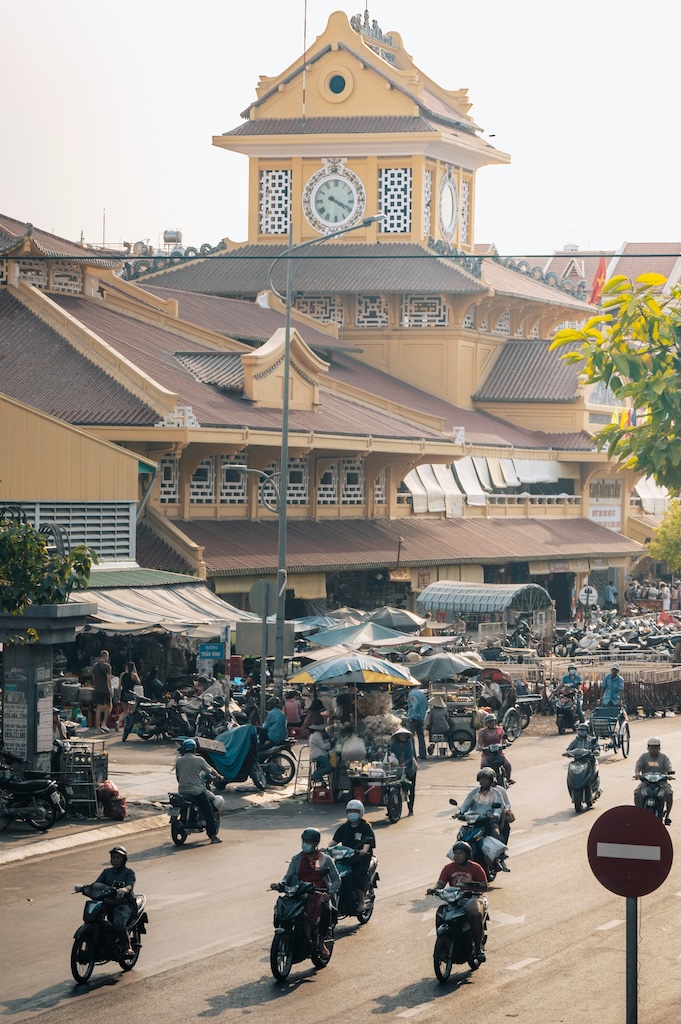menschen auf die strasse Motorroller vor dem Binh-Tay-Markt in Cholon