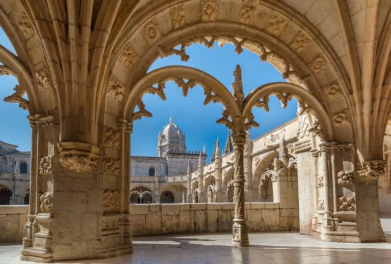 Kreuzgang des Mosteiro dos Jerónimos in Belém mit manuelinischen Bögen