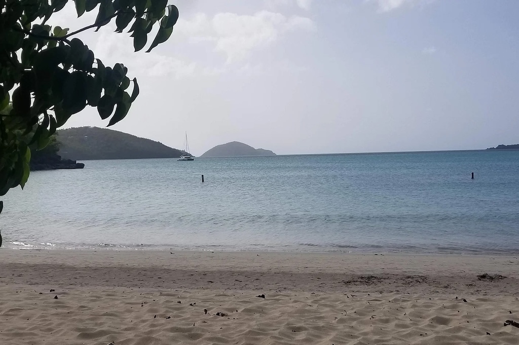 nächste Strand Segelboot vor der ruhigen Bucht am Sandstrand