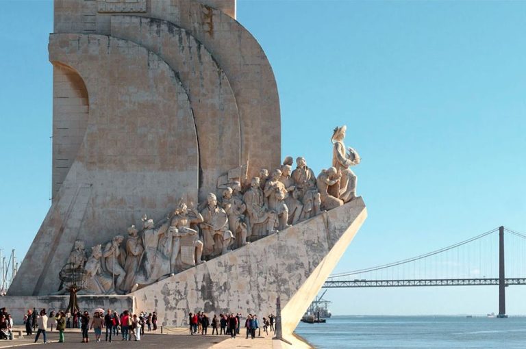 Denkmal der Entdeckungen am Tejo mit der Ponte 25 de Abril im Hintergrund