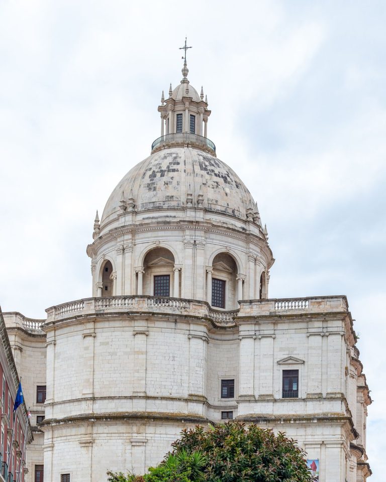 Kuppel des Panteão Nacional über den Dächern von Lissabon