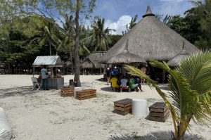 Strandküche mit Palmdach auf der Ile aux Cerfs