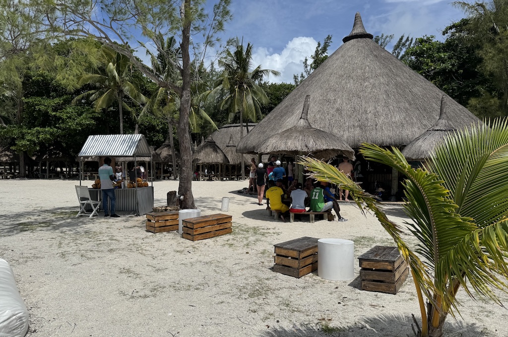 pause Strandküche mit Palmdach auf der Ile aux Cerfs