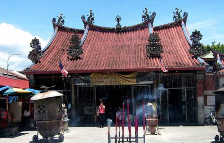 Bunt verzierter chinesischer Tempel in George Town auf Penang