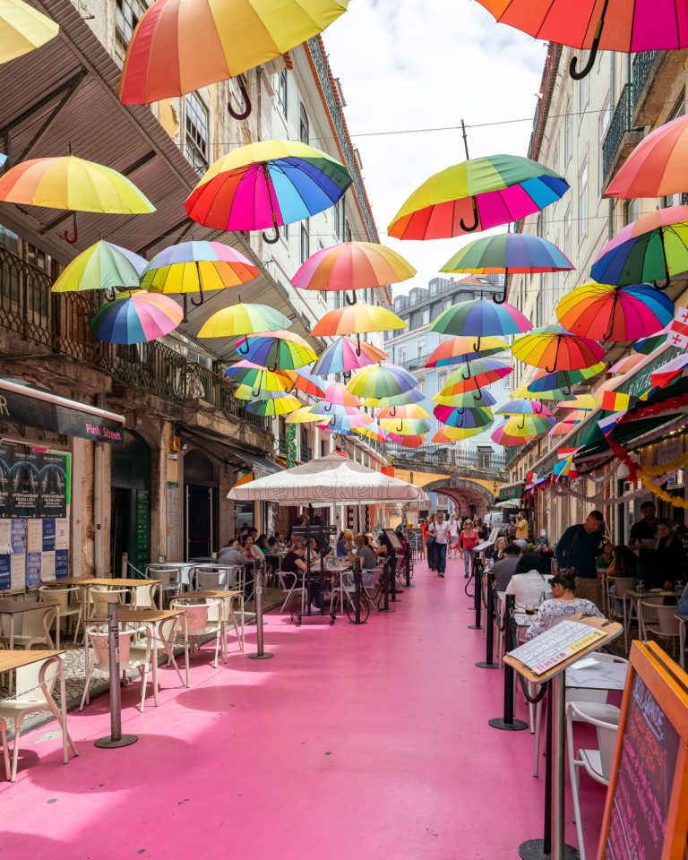 Bunte Sonnenschirme über der Pink Street in Cais do Sodré