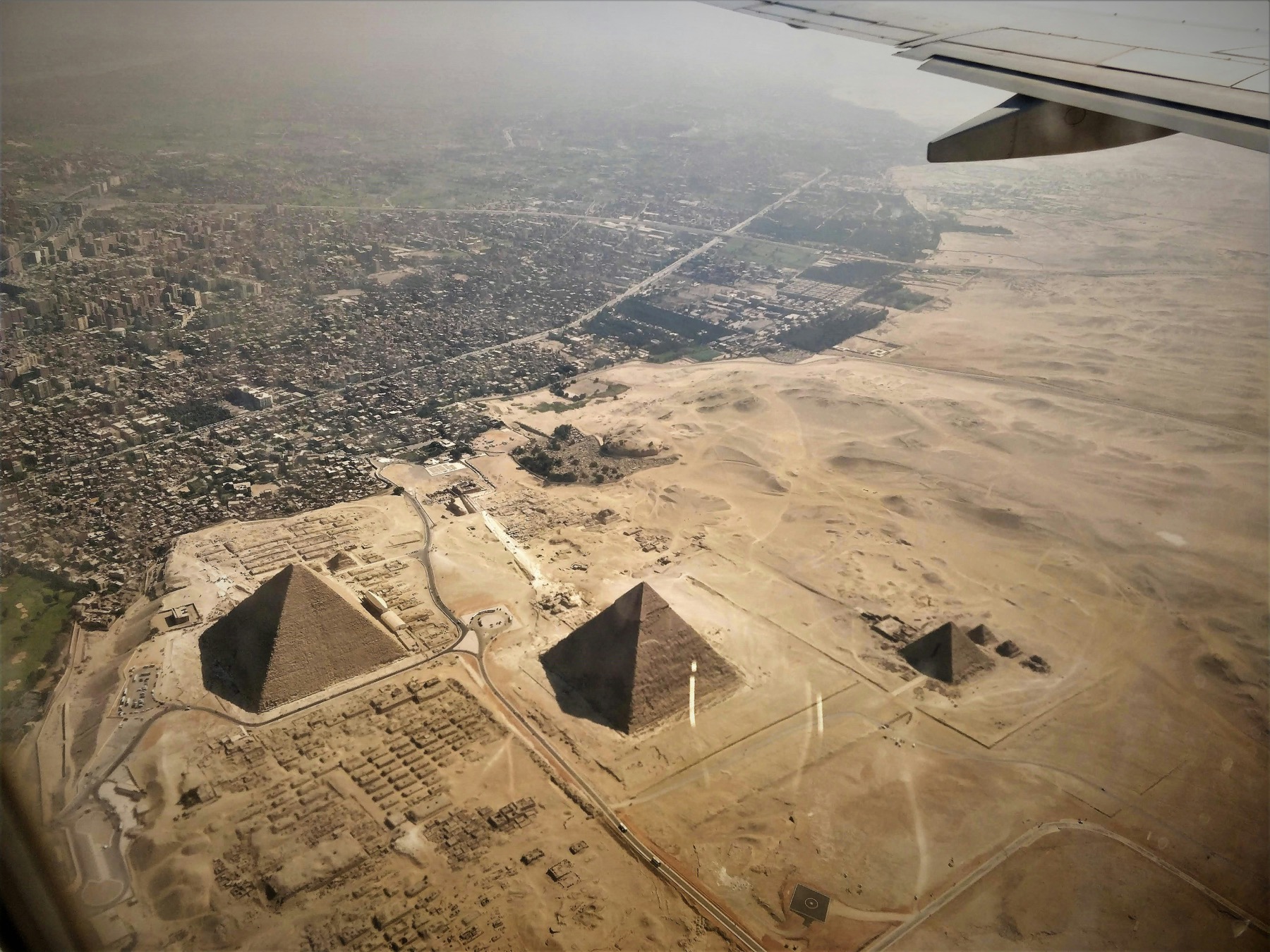 Pyramiden von Gizeh aus der Luft Luftaufnahme der drei Pyramiden von Gizeh am Stadtrand von Kairo
