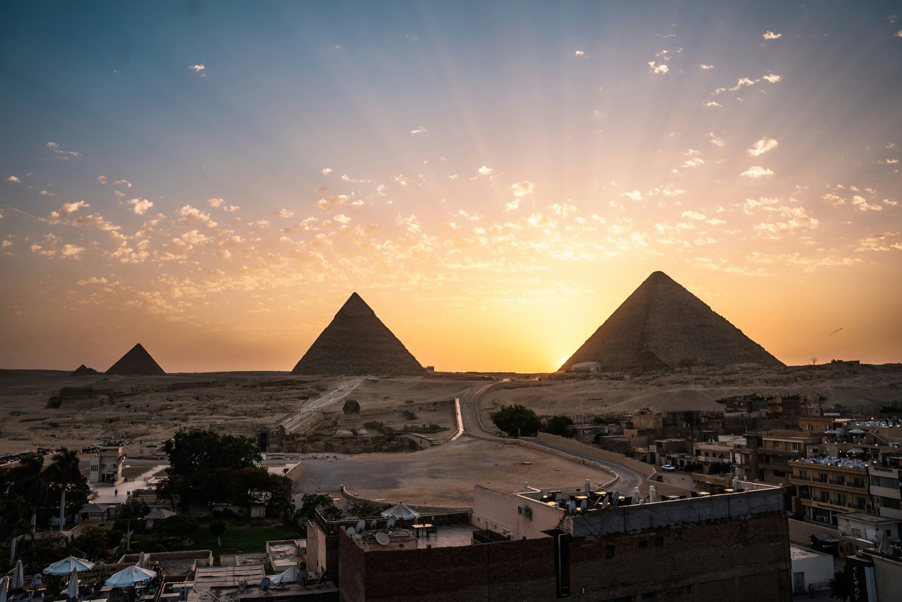 Pyramiden von Gizeh bei Sonnenuntergang Die Pyramiden von Gizeh im Licht der untergehenden Sonne