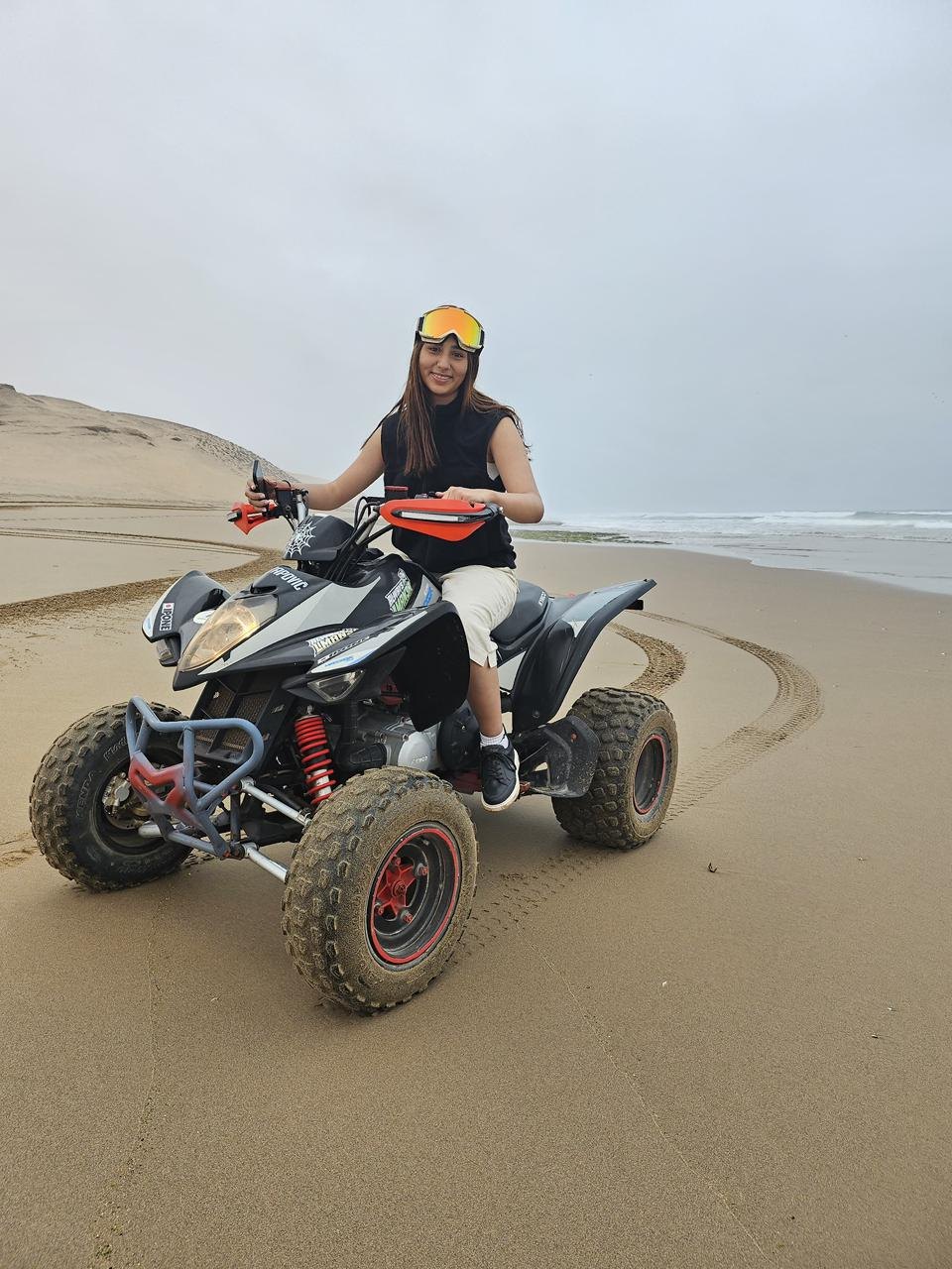 Quadfahrerin auf einer Sanddüne in der Wüste bei Agadir Quadfahrerin auf einer Sanddüne in der Wüste bei Agadir