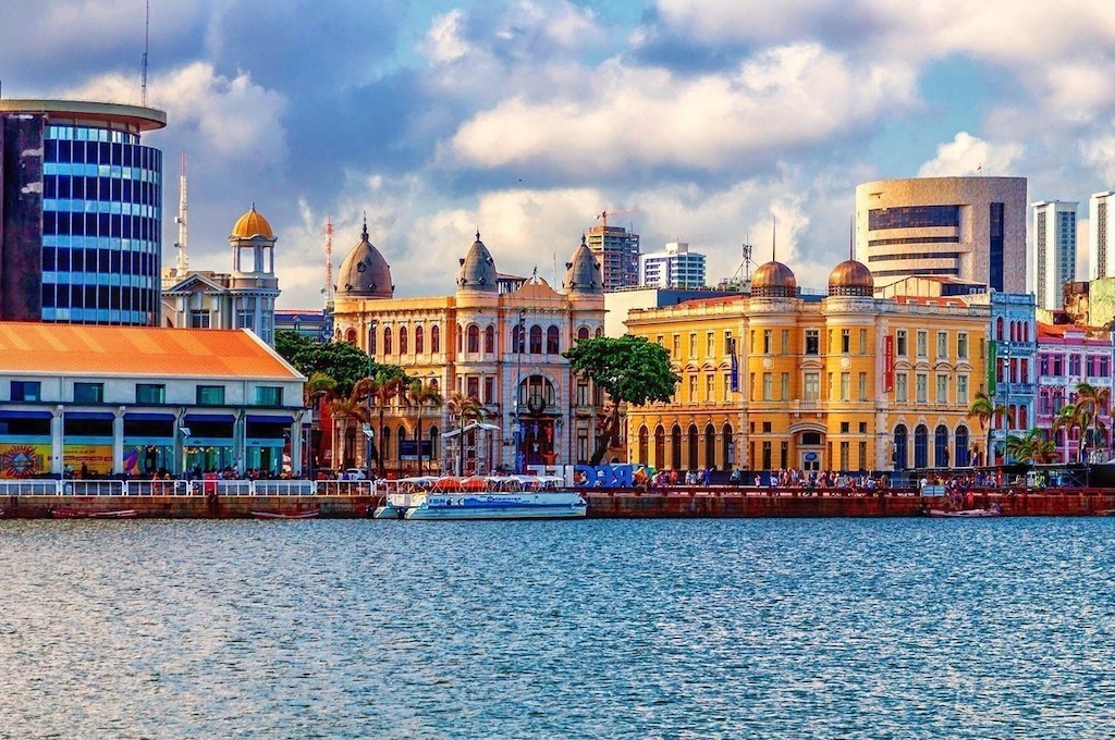 recife-brazil Bunte Kolonialbauten am Wasser im alten Recife