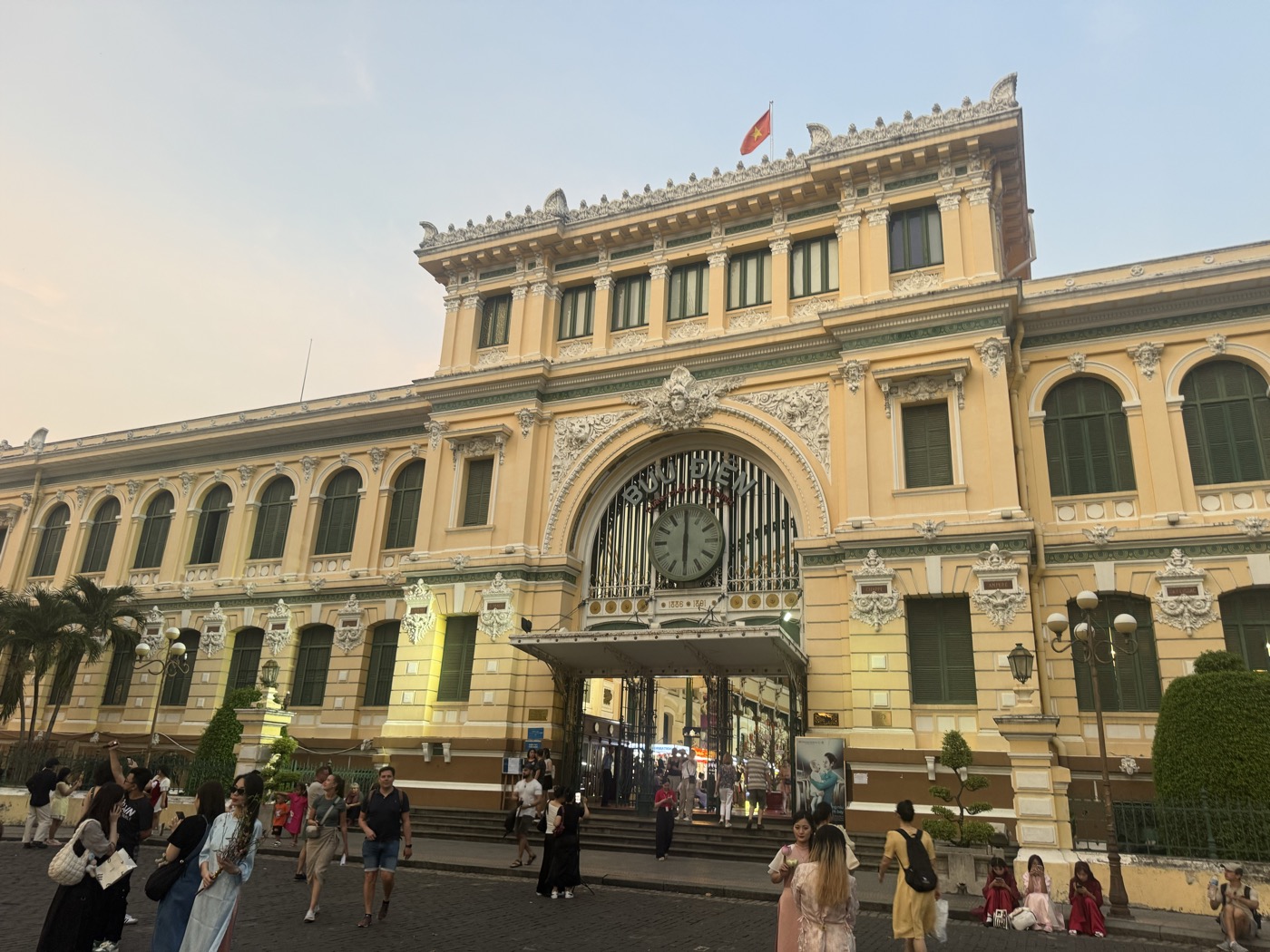 Die historische Hauptpost von Saigon im Abendlicht Die historische Hauptpost von Saigon im Abendlicht