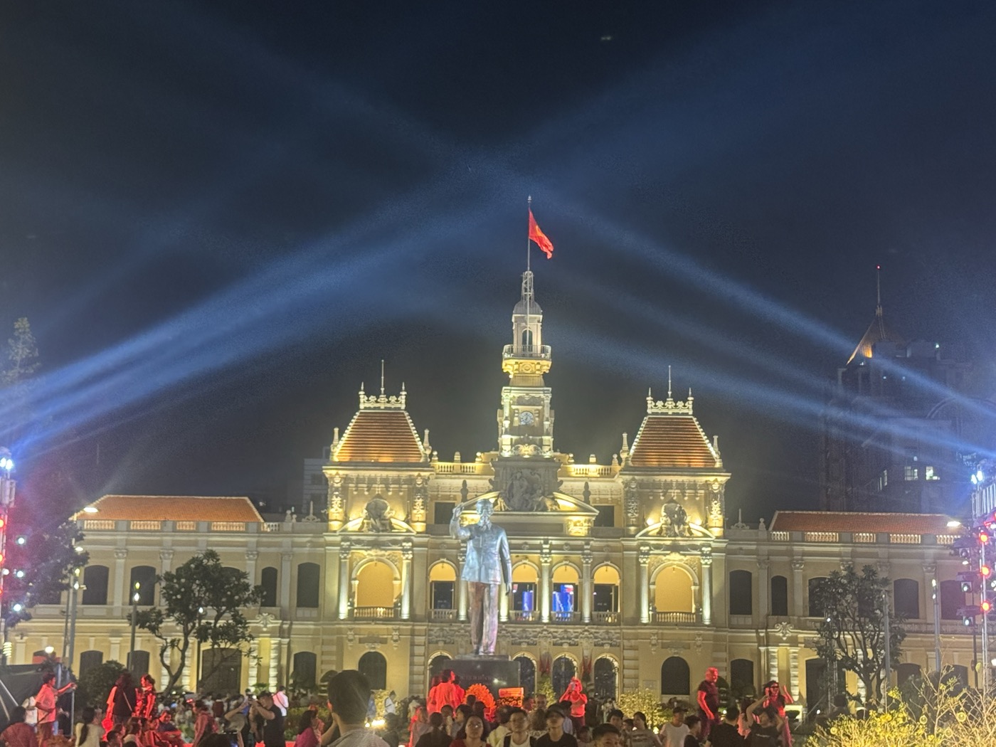 Lichtshow über dem Rathaus von Saigon am Abend Lichtshow über dem Rathaus von Saigon am Abend