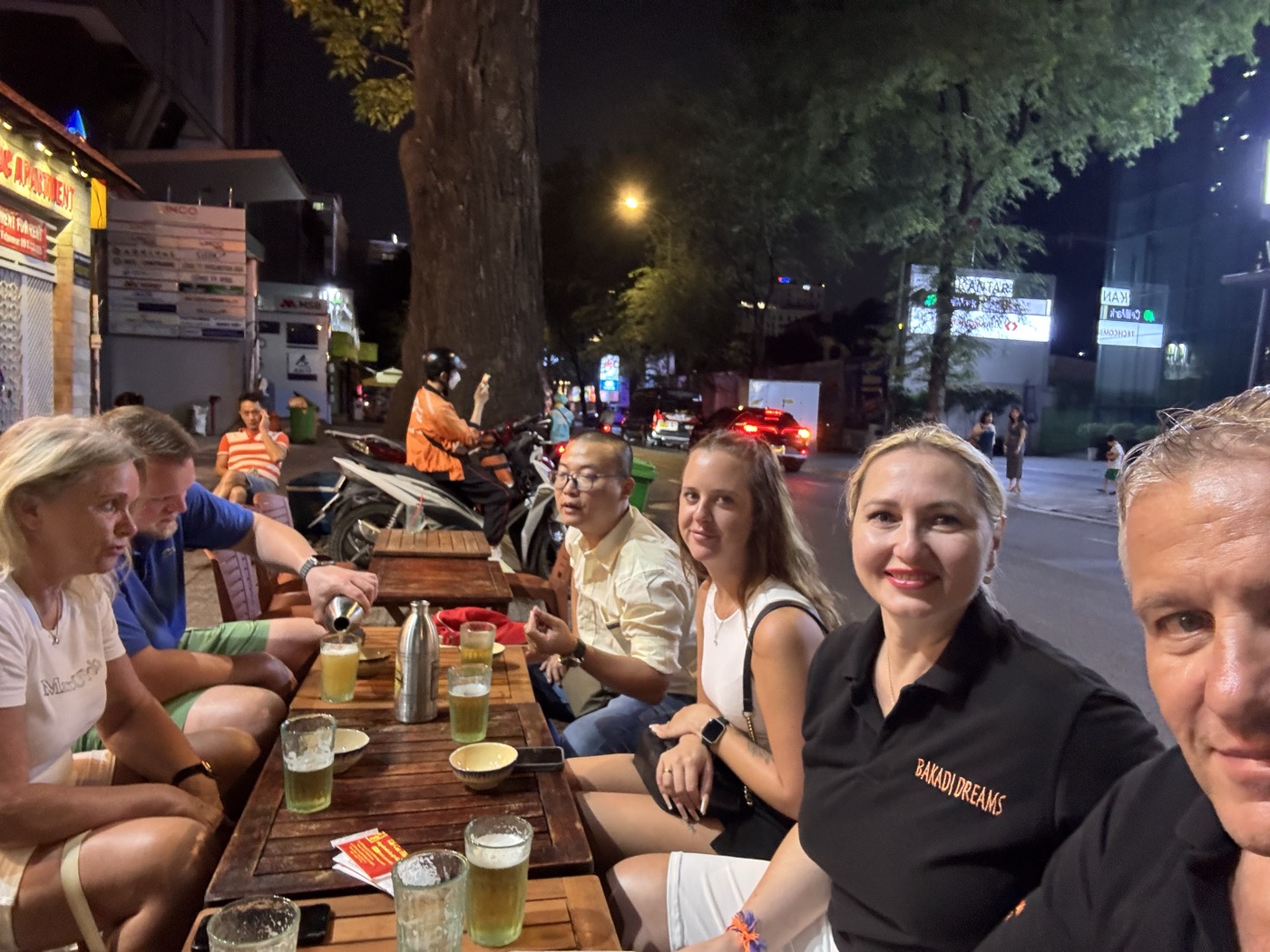 Gäste von Bakadi Dreams beim Bier an einer Straßenbar in Saigon Gäste von Bakadi Dreams beim Bier an einer Straßenbar in Saigon