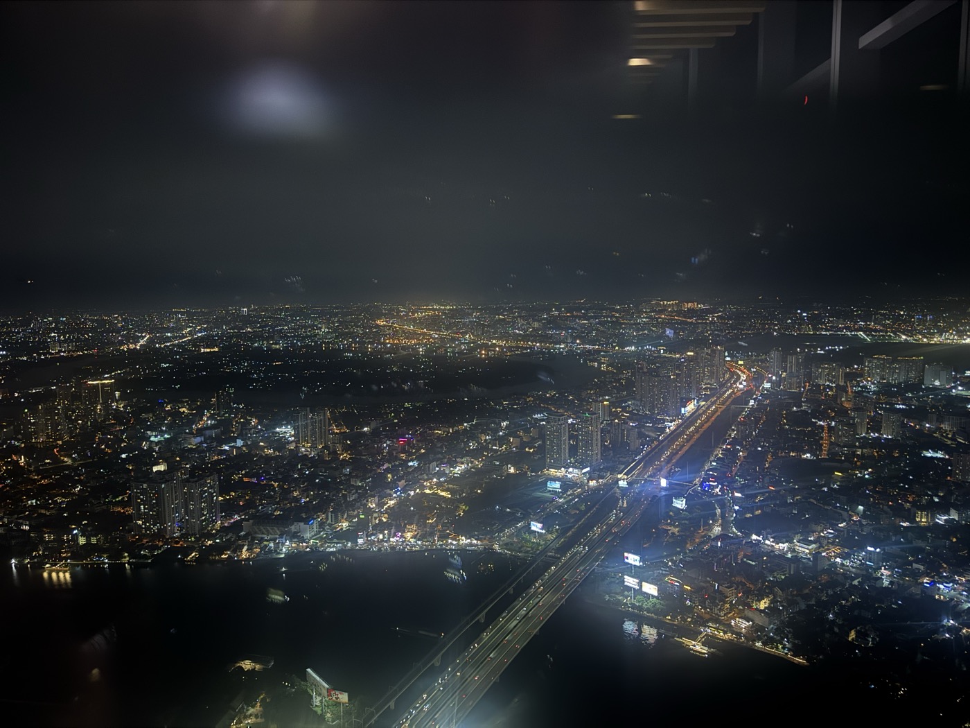 Blick vom Aussichtsdeck über das nächtliche Saigon Blick vom Aussichtsdeck über das nächtliche Saigon