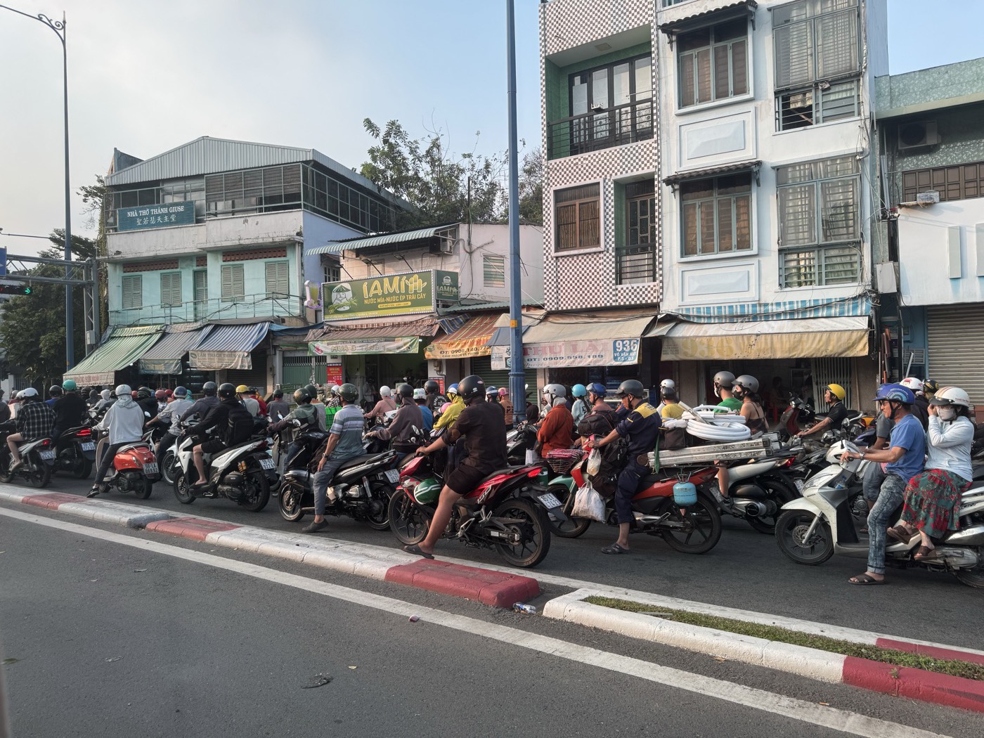 Dichter Motorrollerverkehr auf einer Straße in Saigon Dichter Motorrollerverkehr auf einer Straße in Saigon