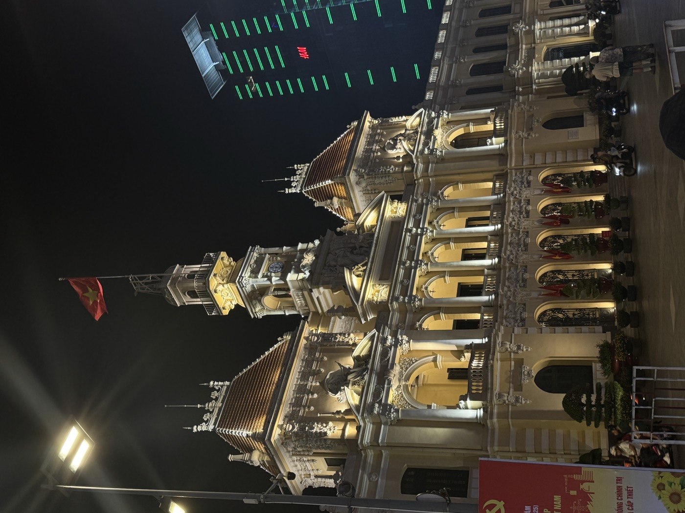 Das beleuchtete Rathaus von Ho-Chi-Minh-Stadt bei Nacht Das beleuchtete Rathaus von Ho-Chi-Minh-Stadt bei Nacht